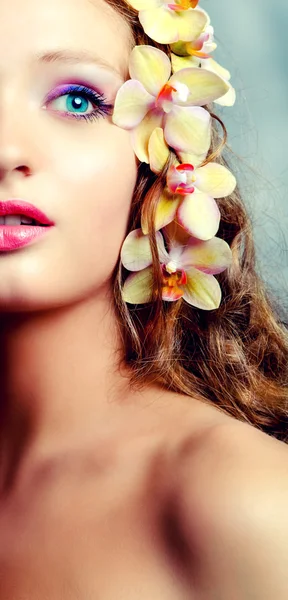 Young beauty portrait with orchid flowers — Stock Photo, Image