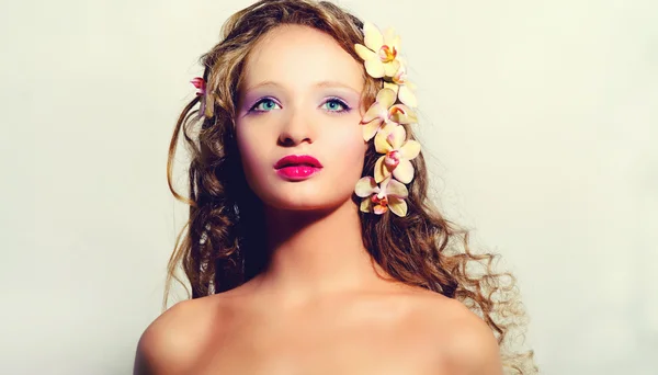 난초 꽃과 젊은 예쁜 여자의 초상화 — 스톡 사진