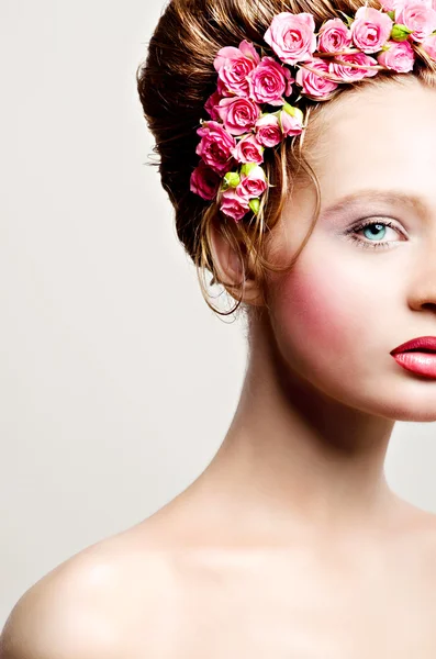 Retrato de noiva jovem com flores de rosas — Fotografia de Stock