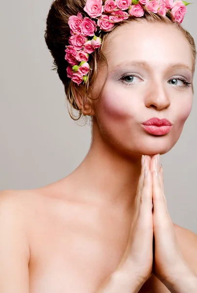 Porträt einer jungen Braut mit Rosenblüten — Stockfoto