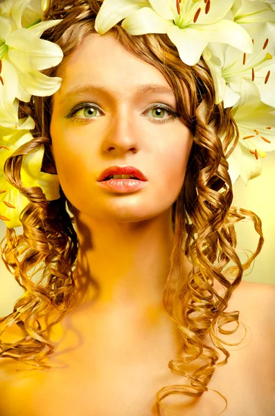 Portrait of young lady with lily flowers — Stock Photo, Image