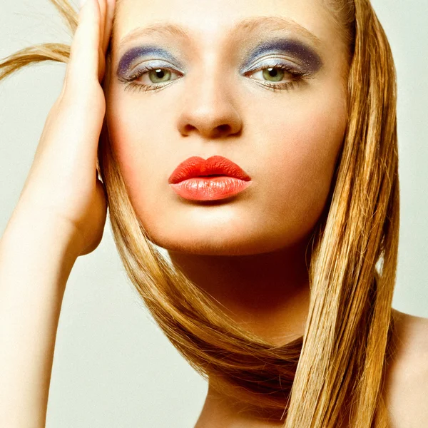 Retrato de jovem com cabelo comprido — Fotografia de Stock