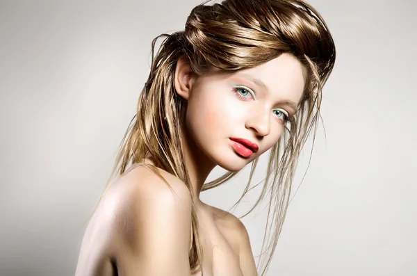 Portret van jonge blonde dame — Stockfoto