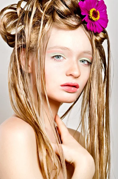 Portrett av unge blonde kvinner – stockfoto