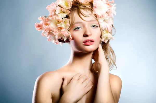 Portrait de jeune femme blonde avec des fleurs — Photo