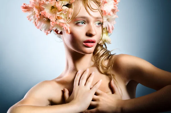 花の若いブロンドの女性の肖像画 — ストック写真