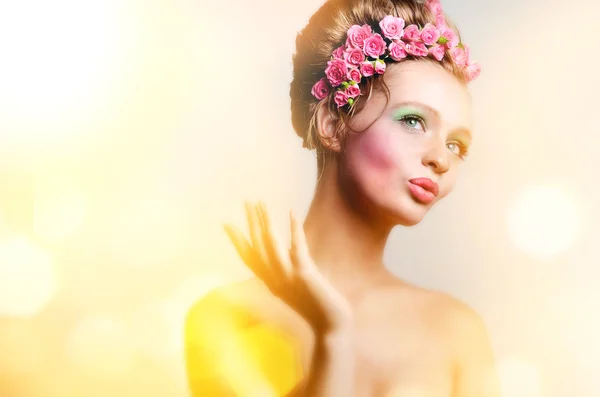 Noiva jovem com rosas rosa no cabelo — Fotografia de Stock