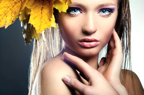 Jovem senhora com folhas de outono — Fotografia de Stock