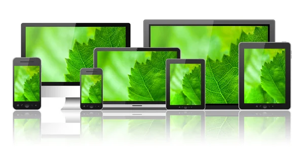 Varios dispositivos electrónicos con pantallas verdes — Foto de Stock