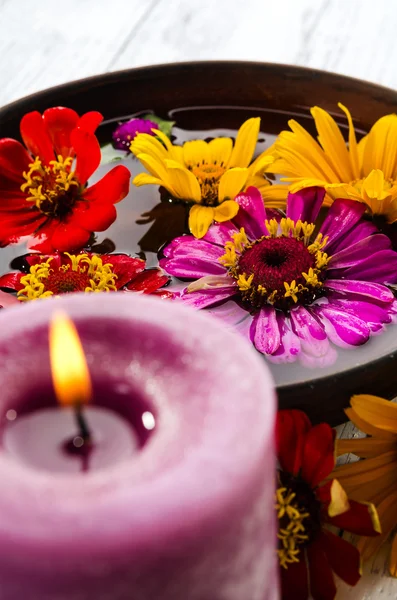 Fialová svíčka s květy — Stock fotografie