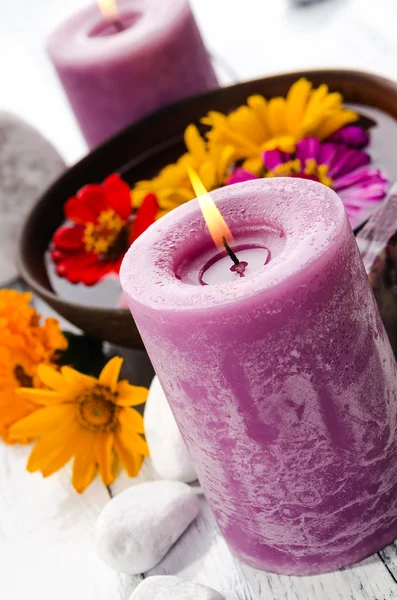 Fialová svíčka s květy — Stock fotografie