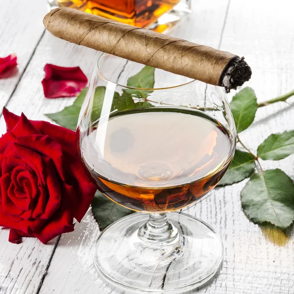 Cognac mit Zigarre — Stockfoto