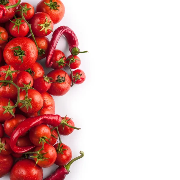 Čerstvá rajčata a papriky s kapkami vody — Stock fotografie