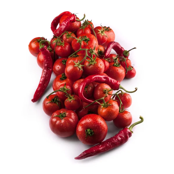 Färska tomater och paprika med droppar vatten — Stockfoto