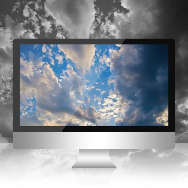 Počítač na pozadí oblohy — Stock fotografie