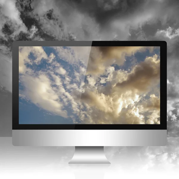 Komputer na tle nieba — Zdjęcie stockowe