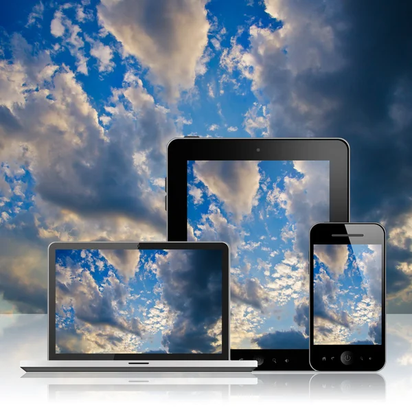 Tablet pc, mobiele telefoon en laptop — Stockfoto