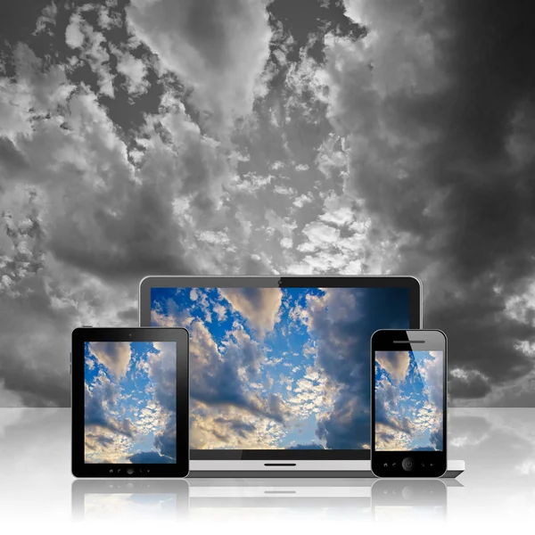 Tablet pc, mobiele telefoon en laptop — Stockfoto