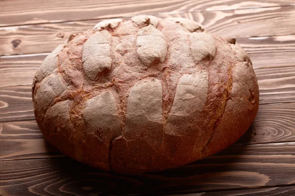 Brot über hölzernen Hintergrund — Stockfoto