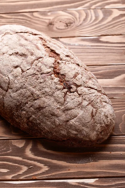 Pão sobre fundo de madeira — Fotografia de Stock