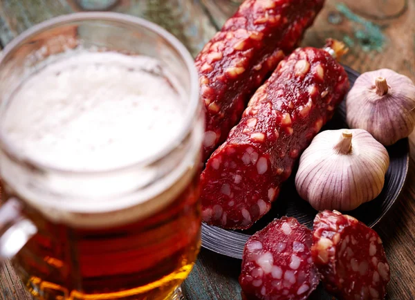 Beer with salami and garlic — Stock Photo, Image