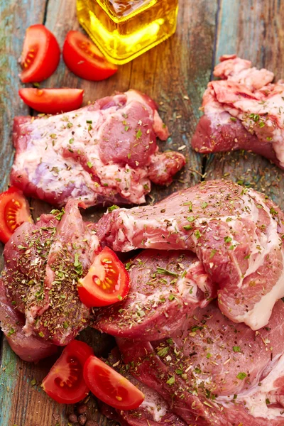 Steaks with tomatoes and oil — Stock Photo, Image