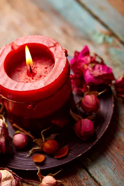 Candela rossa con rose secche — Foto Stock