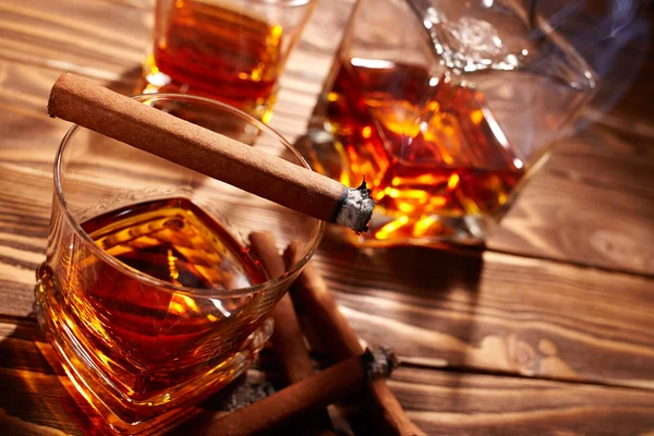 Cognac met sigaren — Stockfoto