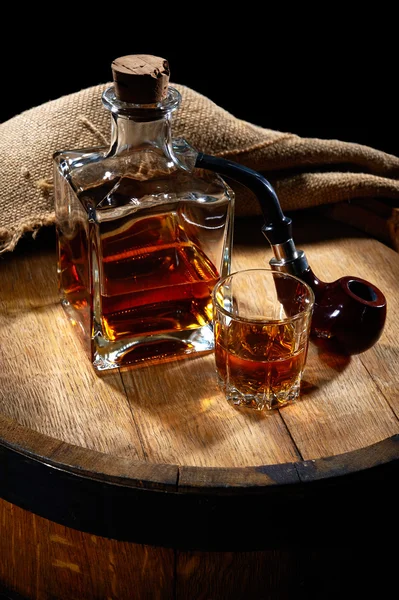 Cognac mit Pfeifenrauchen — Stockfoto