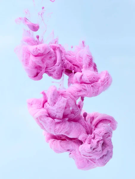 Rosafarbener Farbtropfen Auf Hellblauem Hintergrund — Stockfoto