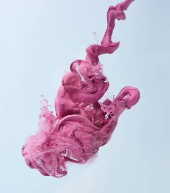 Gri arkaplandaki suda pembe damla