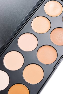 Makyaj kremi temel paleti beyaz arkaplanda izole