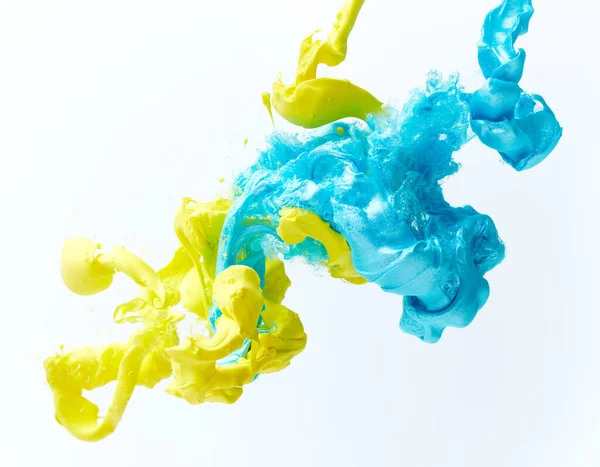 黄色と青の抽象的な塗料スプラッシュ背景 水の中の混合インク — ストック写真