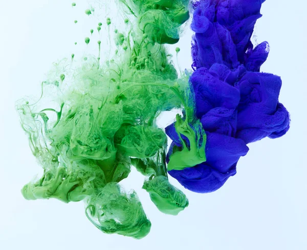 爆炸喷出的绿色和蓝色涂料背景 混合墨水在水中 — 图库照片