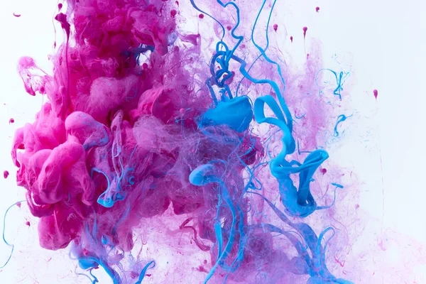 蓝色和紫色的油漆溅在灰色的水面上 丙烯酸油墨下降背景 摘要彩色涡旋纹理 — 图库照片