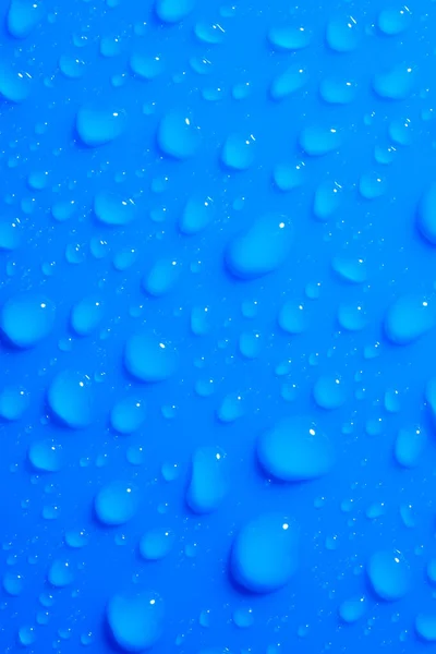 Macro Tiro Com Gotas Água Uma Superfície Plana Azul Fundo — Fotografia de Stock