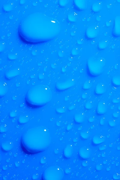 青い平らな表面に水の滴とマクロショット 要旨青の背景 — ストック写真