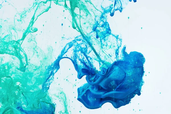 水に塗料のスプラッシュが流れる創造的な動的抽象的な背景 — ストック写真