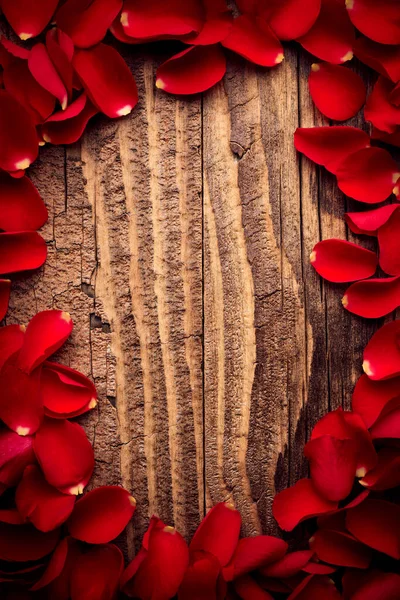 Rahmen Aus Blütenblättern Roter Rosen Auf Einer Vintage Holzplankenkulisse — Stockfoto