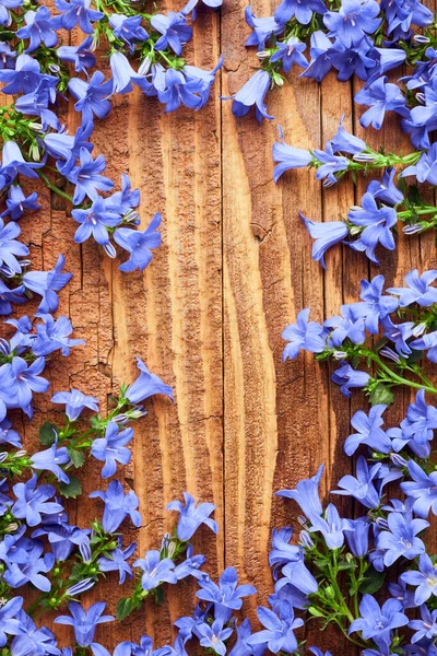 Vintage Wsi Martwa Natura Tło Niebieskimi Kwiatami Ogrodowymi Drewnianej Powierzchni — Zdjęcie stockowe