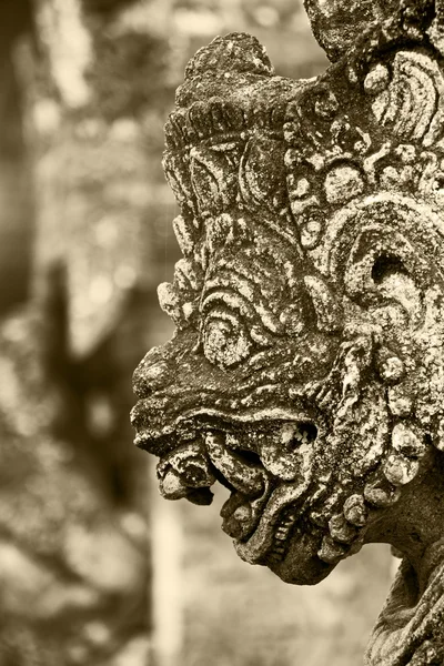 Ttraditional beeld van de demon in balinese tempel — Stockfoto