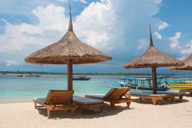 eski moda şemsiye ile plaj manzarası