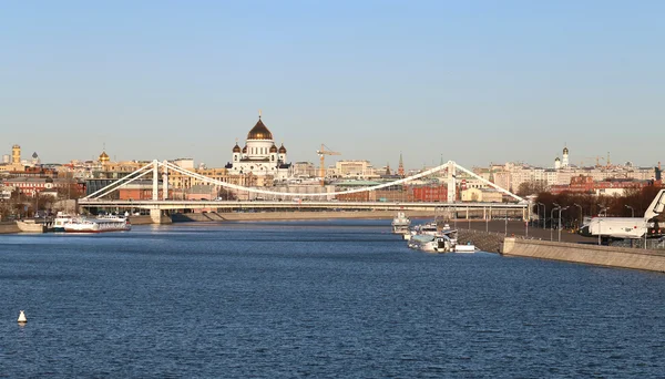 Paisagem com uma ponte e templos em Moscou — Fotografia de Stock