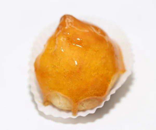 Profiterole sobre un fondo blanco —  Fotos de Stock