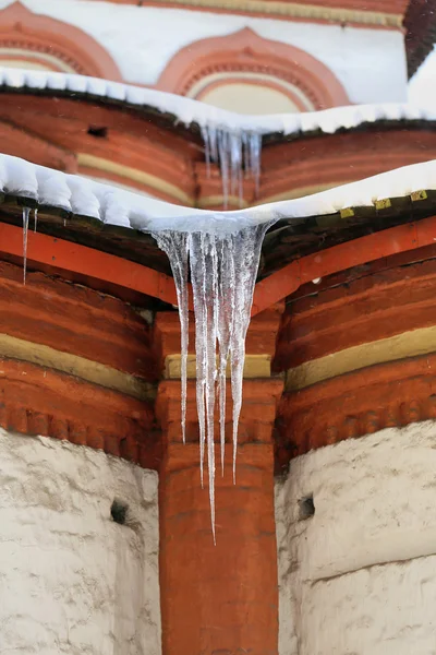 Icicles on the roof of the church — Stock Photo, Image