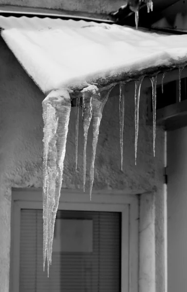 Eiszapfen am Dach — Stockfoto