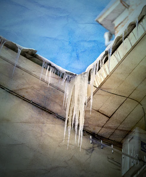 Icicles on the roof — Stock Photo, Image