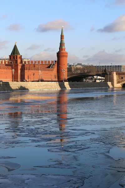 Flodlandskap med Moskva Kreml — Stockfoto