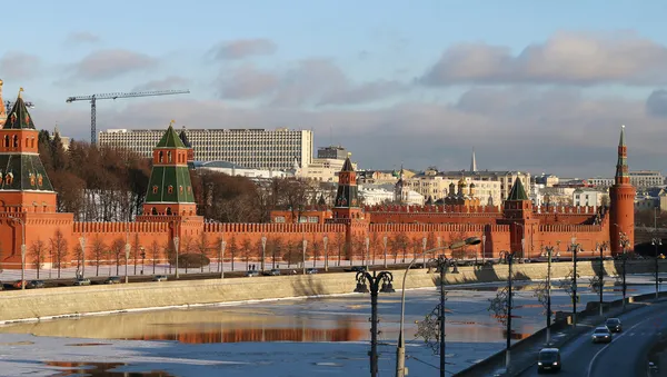 Речной пейзаж с башнями Московского Кремля — стоковое фото
