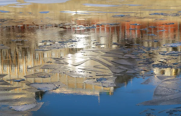 Glace flottant sur la rivière — Photo